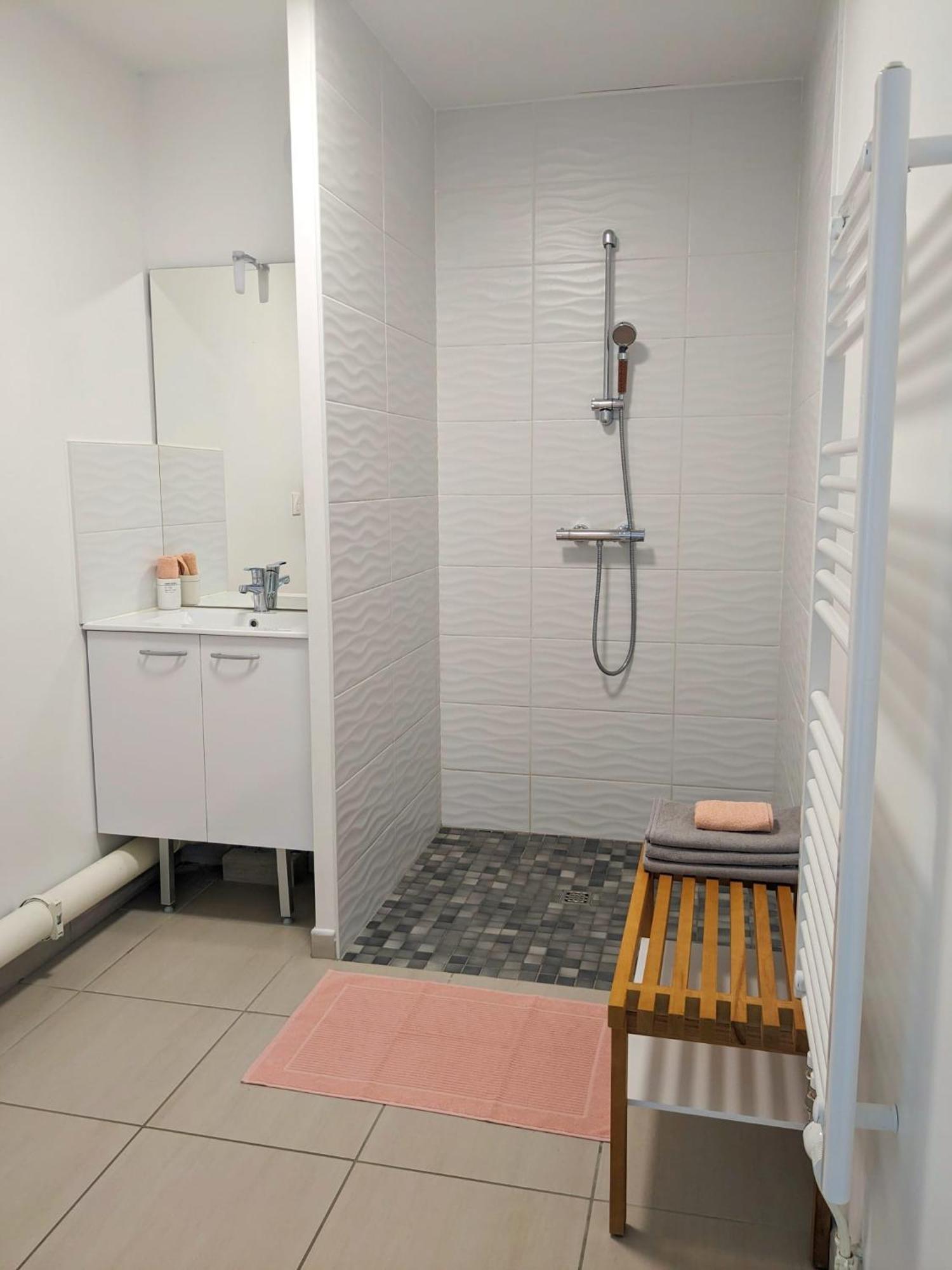Apartamento Au 4 Le Long Du Canal Avec Parking Dijon Exterior foto